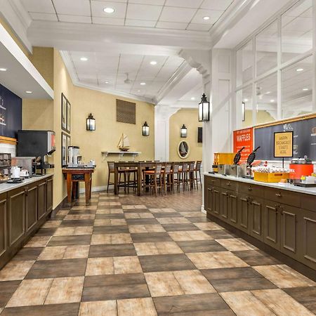 Hampton Inn Boston-Нейтик Экстерьер фото