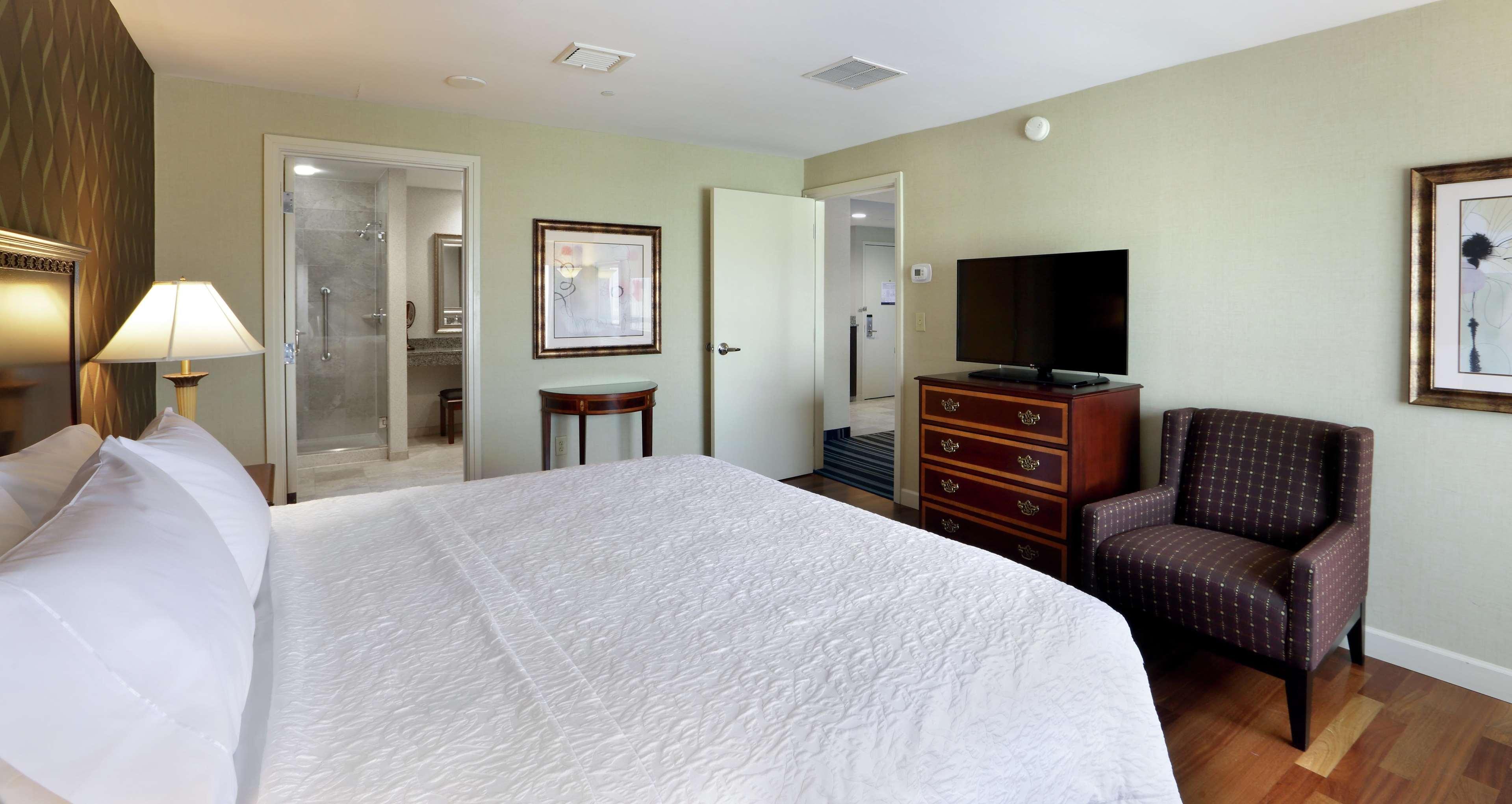 Hampton Inn Boston-Нейтик Экстерьер фото