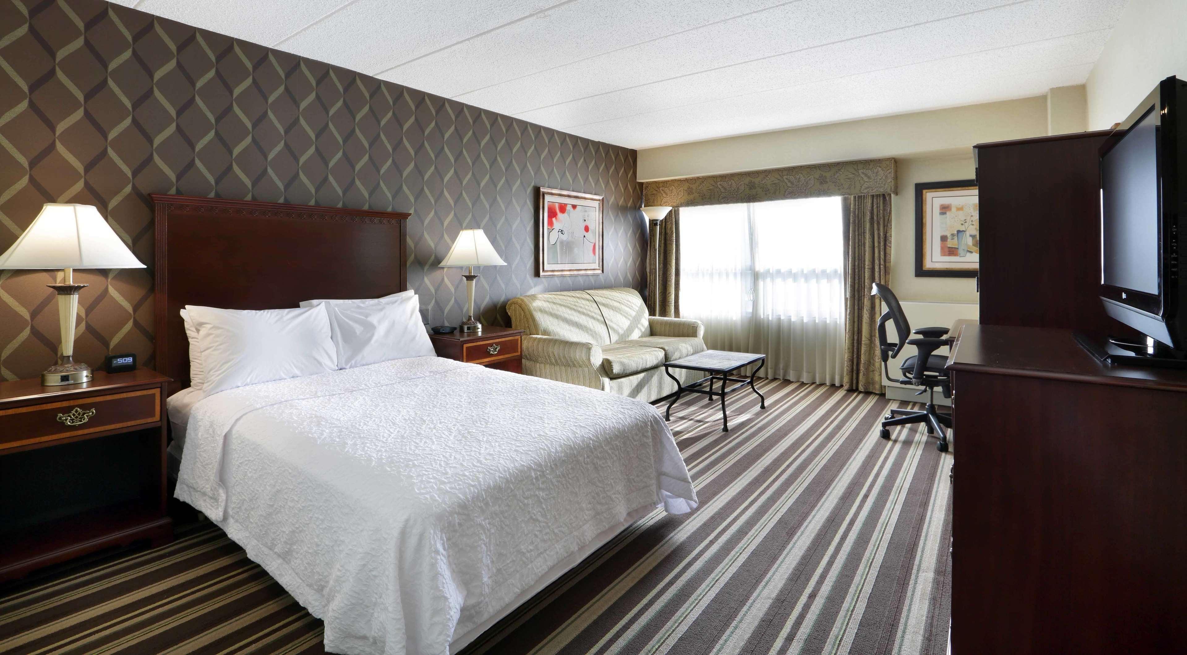 Hampton Inn Boston-Нейтик Экстерьер фото