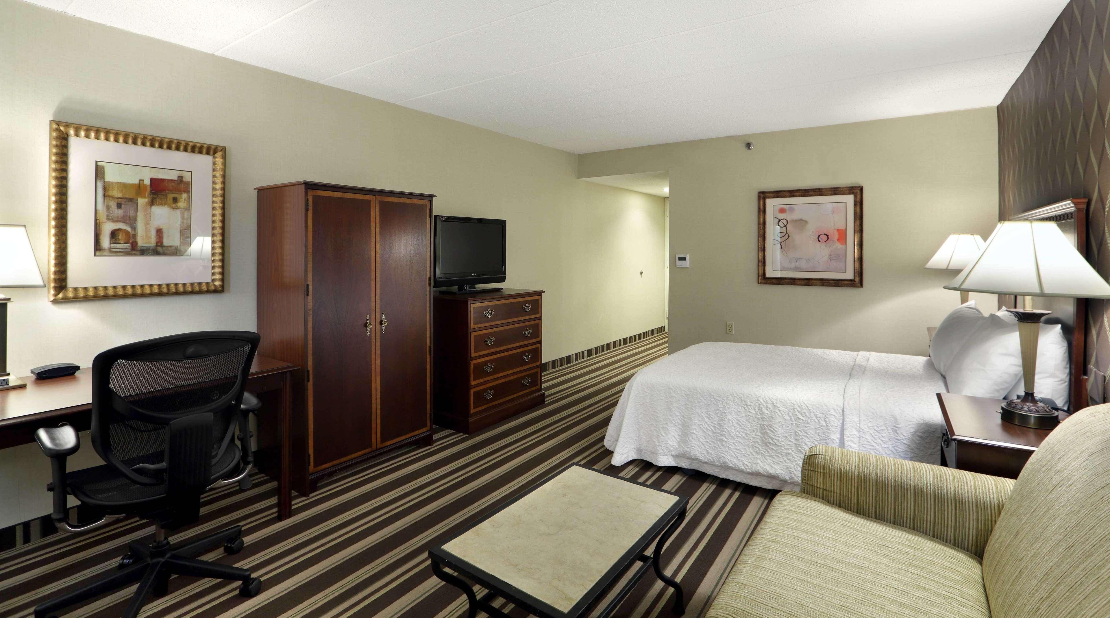 Hampton Inn Boston-Нейтик Экстерьер фото