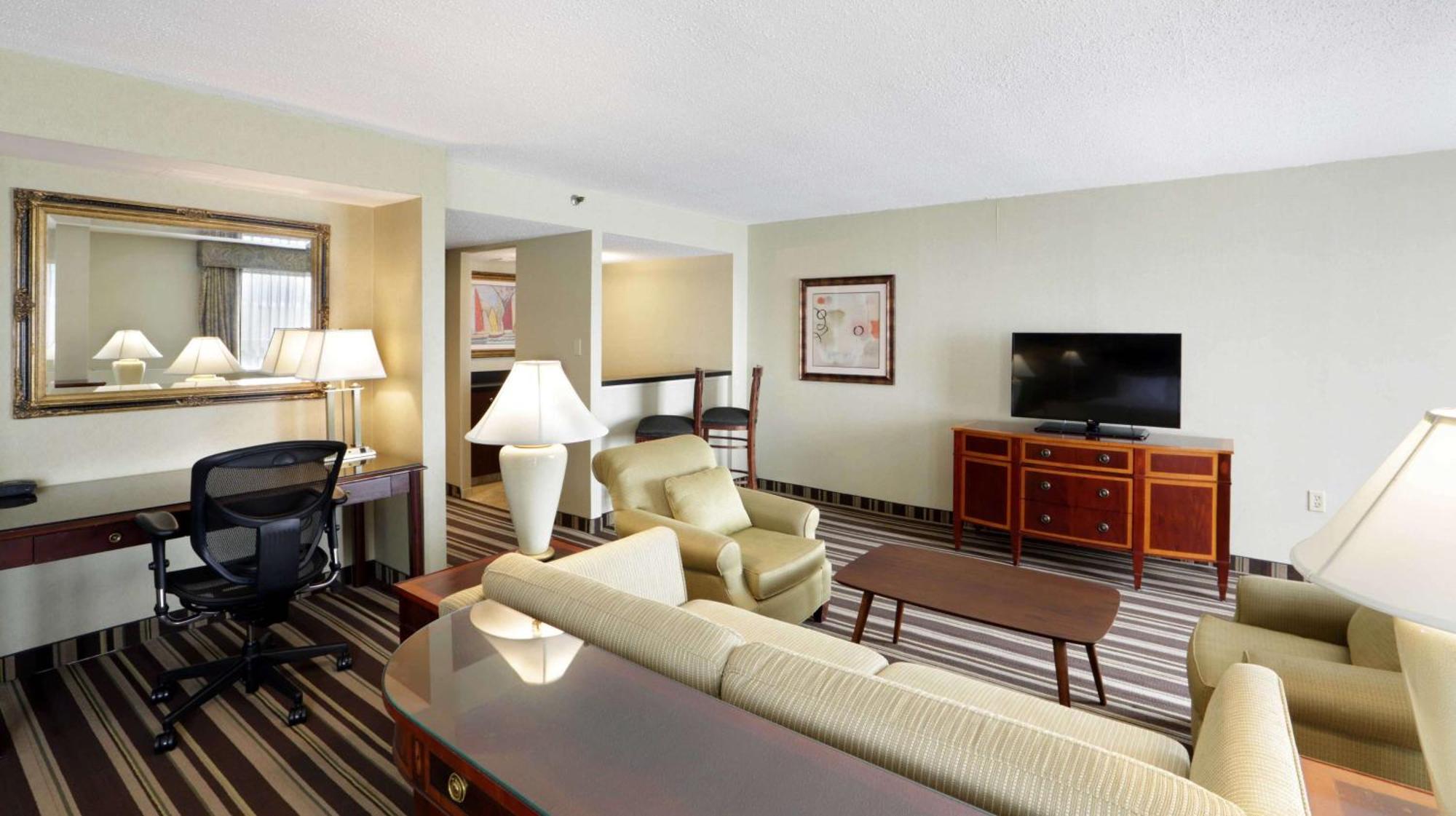 Hampton Inn Boston-Нейтик Экстерьер фото