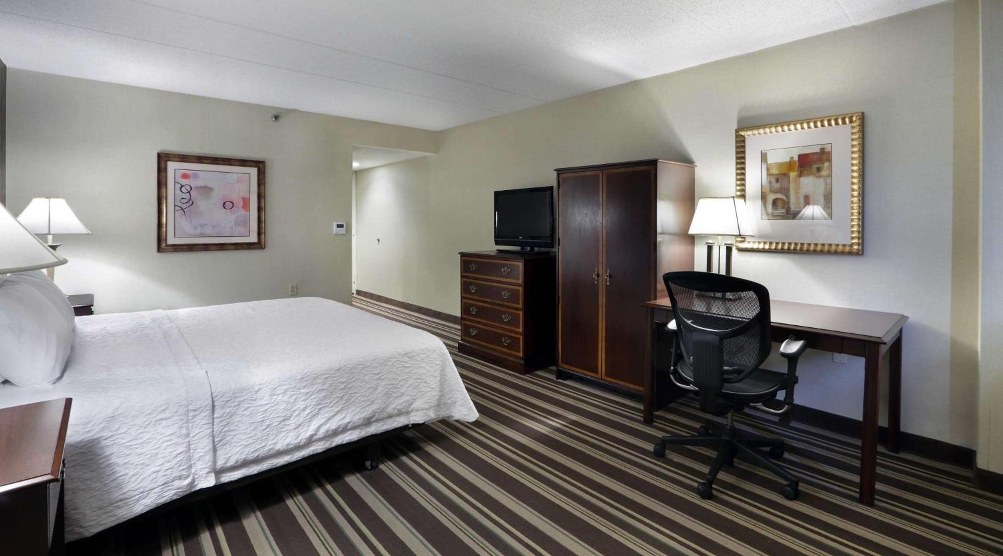 Hampton Inn Boston-Нейтик Экстерьер фото