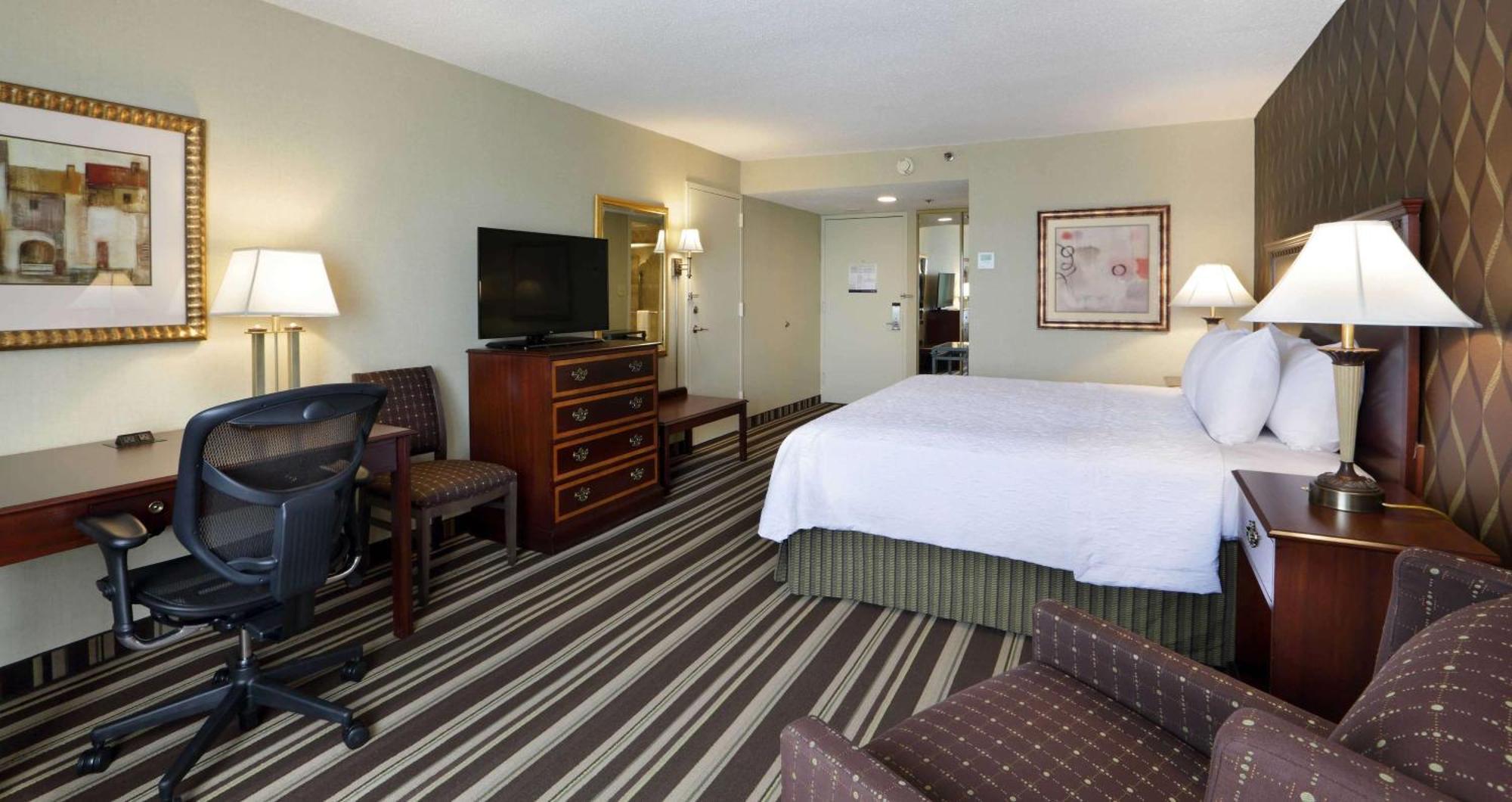 Hampton Inn Boston-Нейтик Экстерьер фото
