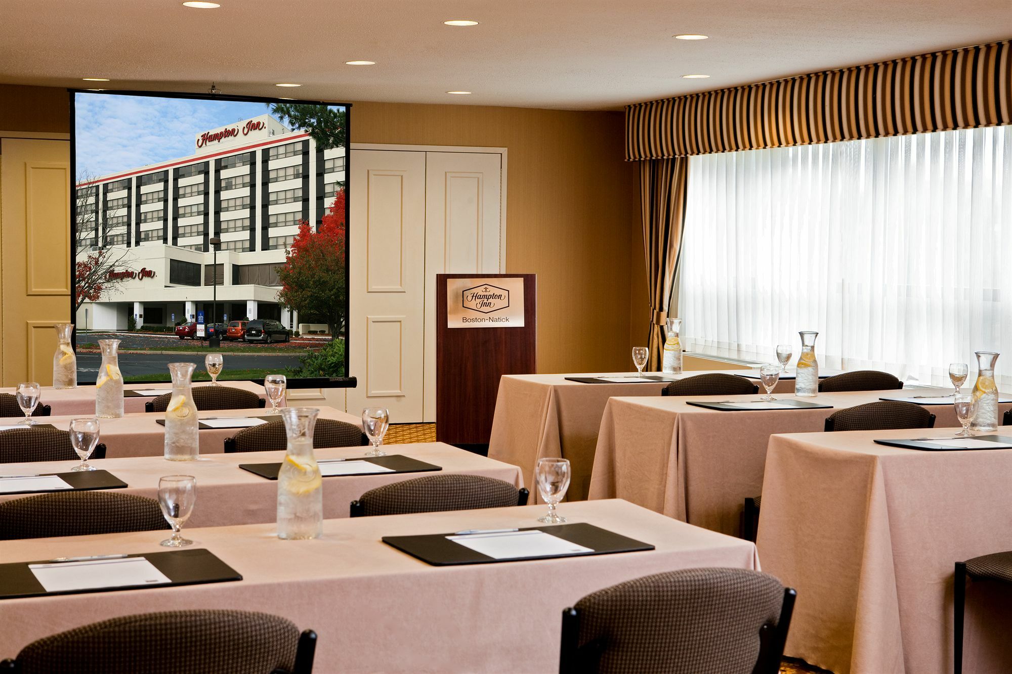 Hampton Inn Boston-Нейтик Экстерьер фото